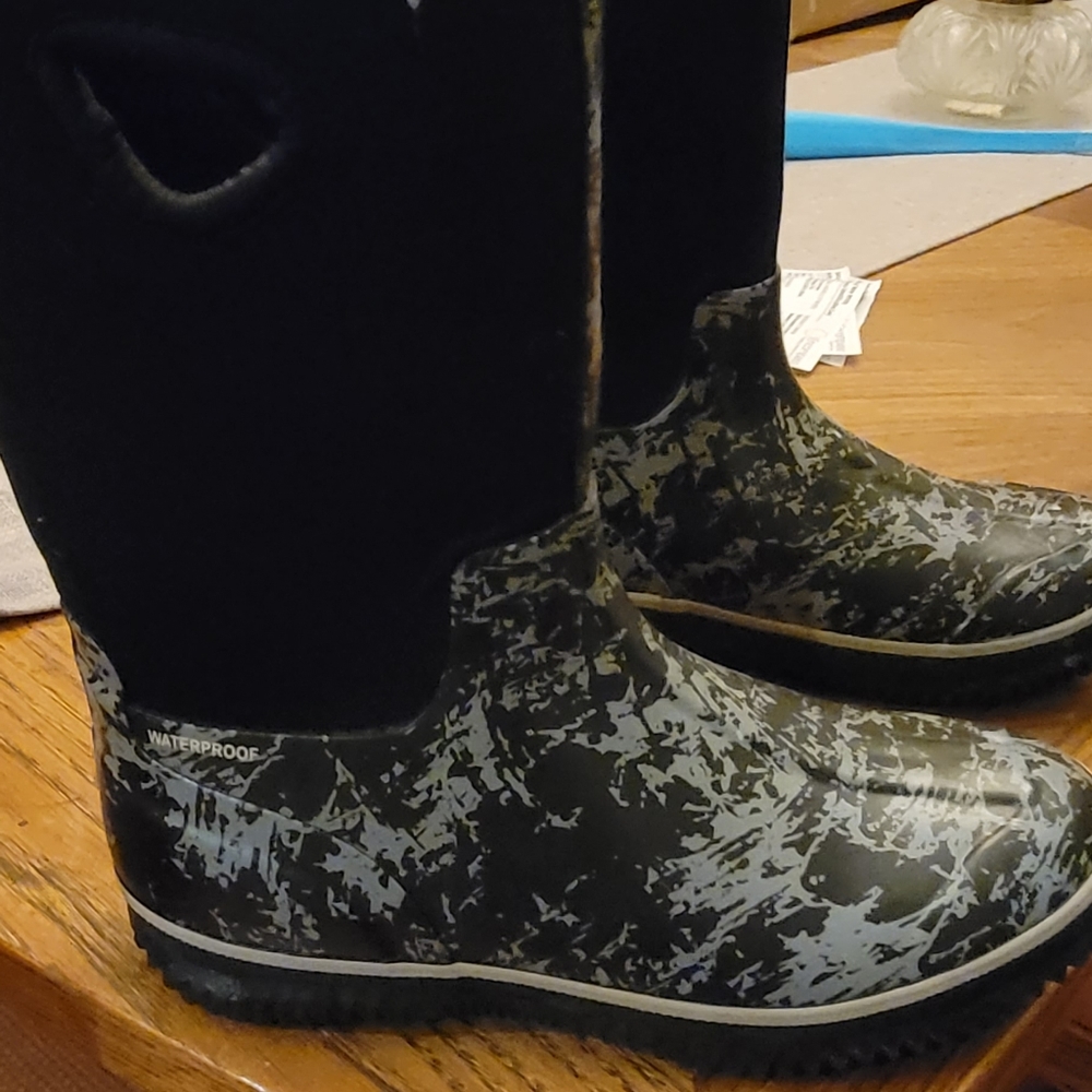 Bogs size 4 kids